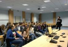 Ragazzi al lavoro in Aula Magna